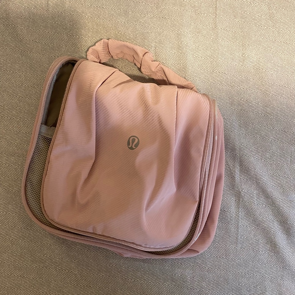lululemon athletica Dusty Pink Quilted Handle Travel Cosmetic Case